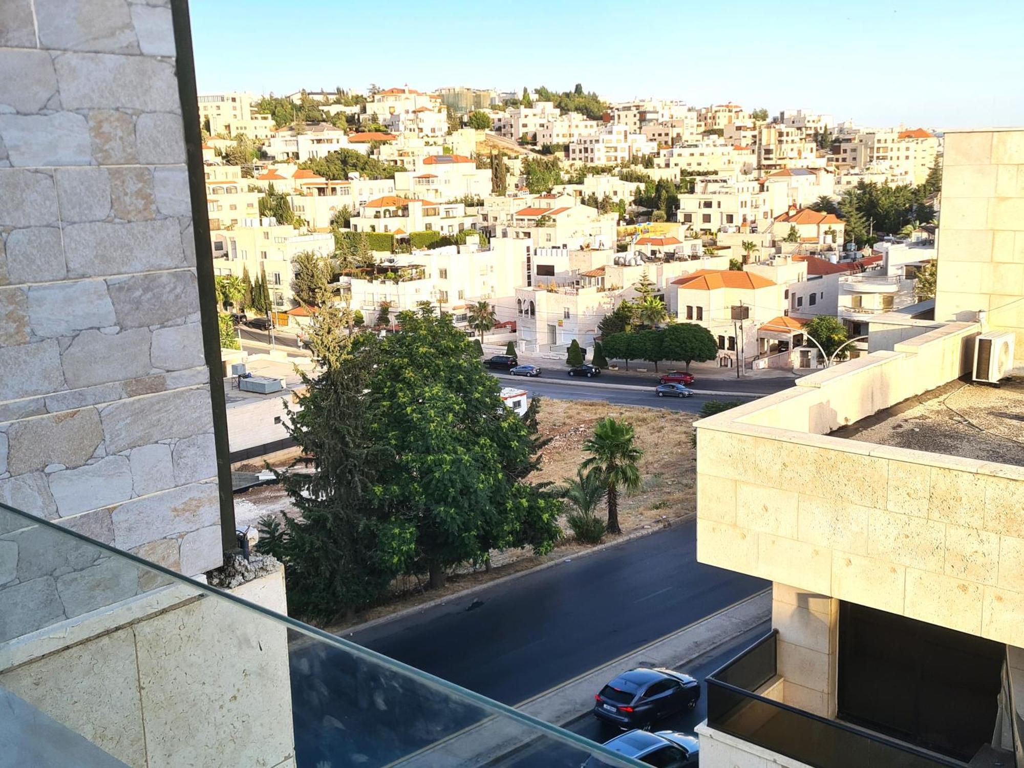 Dair Ghbar Gate Apartments Амман Номер фото